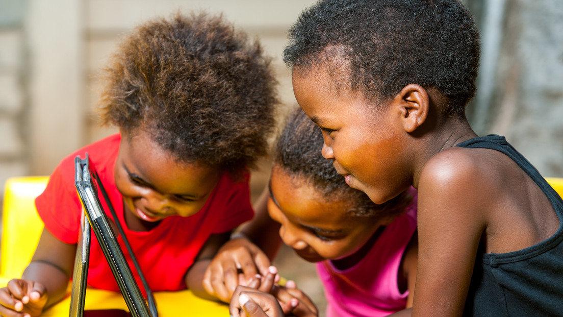 afroamerikanische Kinder lesen